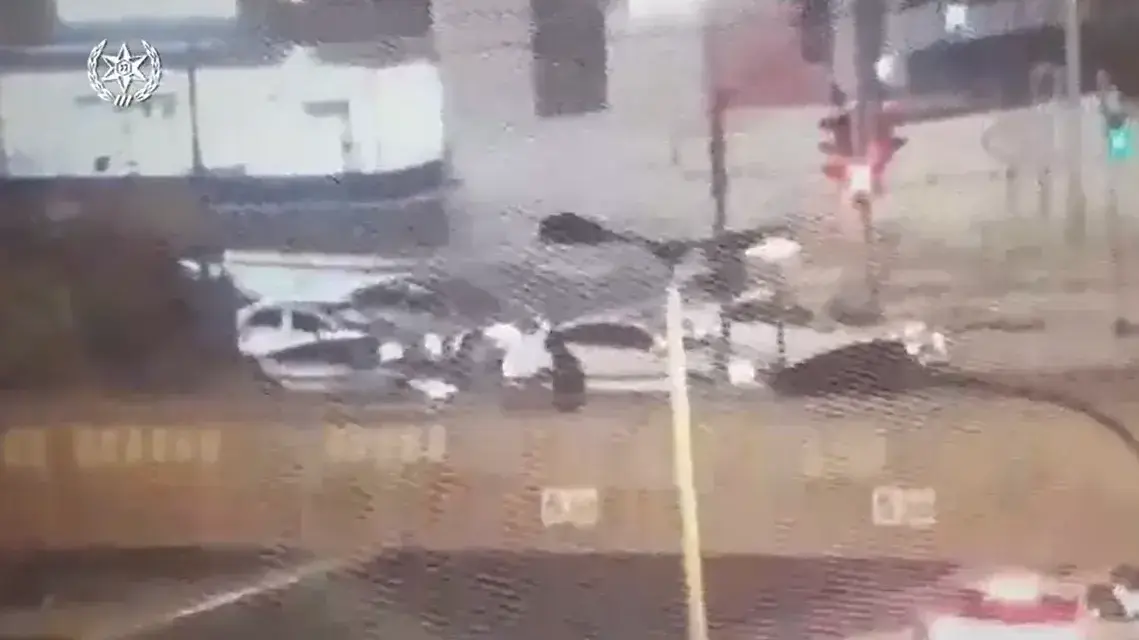 שני מפרי סדר לאחר שיידו אבנים לעבר רכבים מגשר בית חנינא בירושלים שני מפרי סדר לאחר שיידו אבנים לעבר רכבים מגשר בית חנינא בירושלים