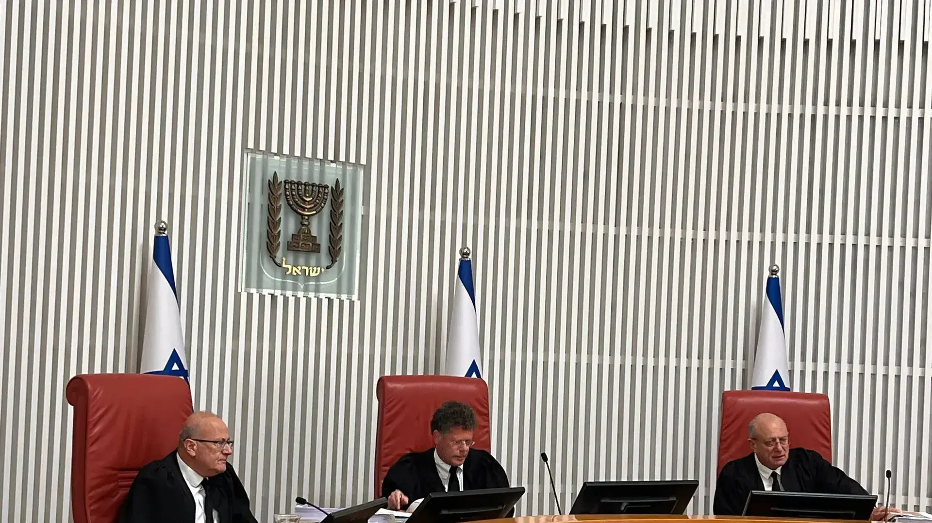 השופטים יצחק עמית, יוסף אלרון, אלכס שטיין,דיון בעתירה שהגישה חברת דואר ישראל נגד השרים אמסלם וקרעי בגין פיטוריו של יו״ר החברה מישאל וקנין,  ביהמ"ש העליון, 7 בספטמבר 2023