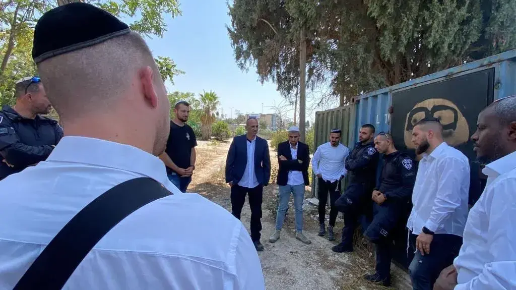 התחפשו לחרדים ויצאו לנסיעה: כך עצרו השוטרים מיידי אבנים במזרח ירושלים 07 בספטמבר 2023 התחפשו לחרדים ויצאו לנסיעה: כך עצרו השוטרים מיידי אבנים במזרח ירושלים 07 בספטמבר 2023