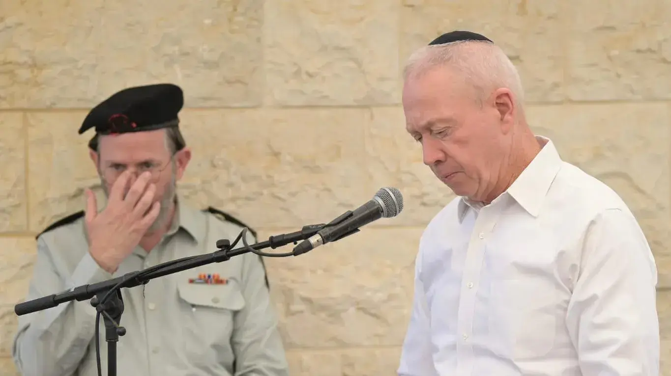 שר הביטחון יואב גלנט בהלוויתו של ראש המוסד לשעבר שבתי שביט. 8 בספטמבר 2023 שר הביטחון יואב גלנט בהלוויתו של ראש המוסד לשעבר שבתי שביט. 8 בספטמבר 2023