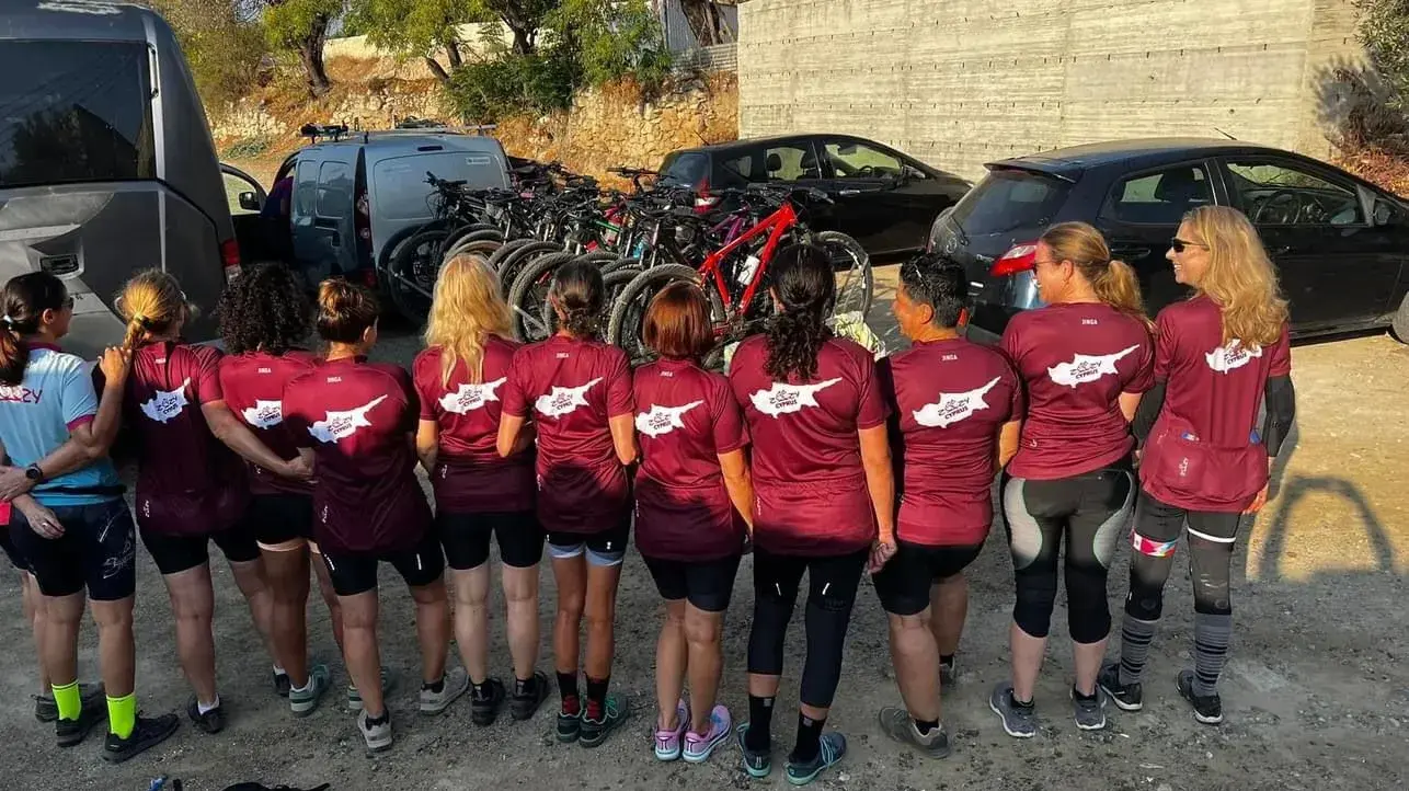 משתתפות הרכיבה בקפריסין. בימין: טובי ארנס-כרמון משתתפות הרכיבה בקפריסין. בימין: טובי ארנס-כרמון