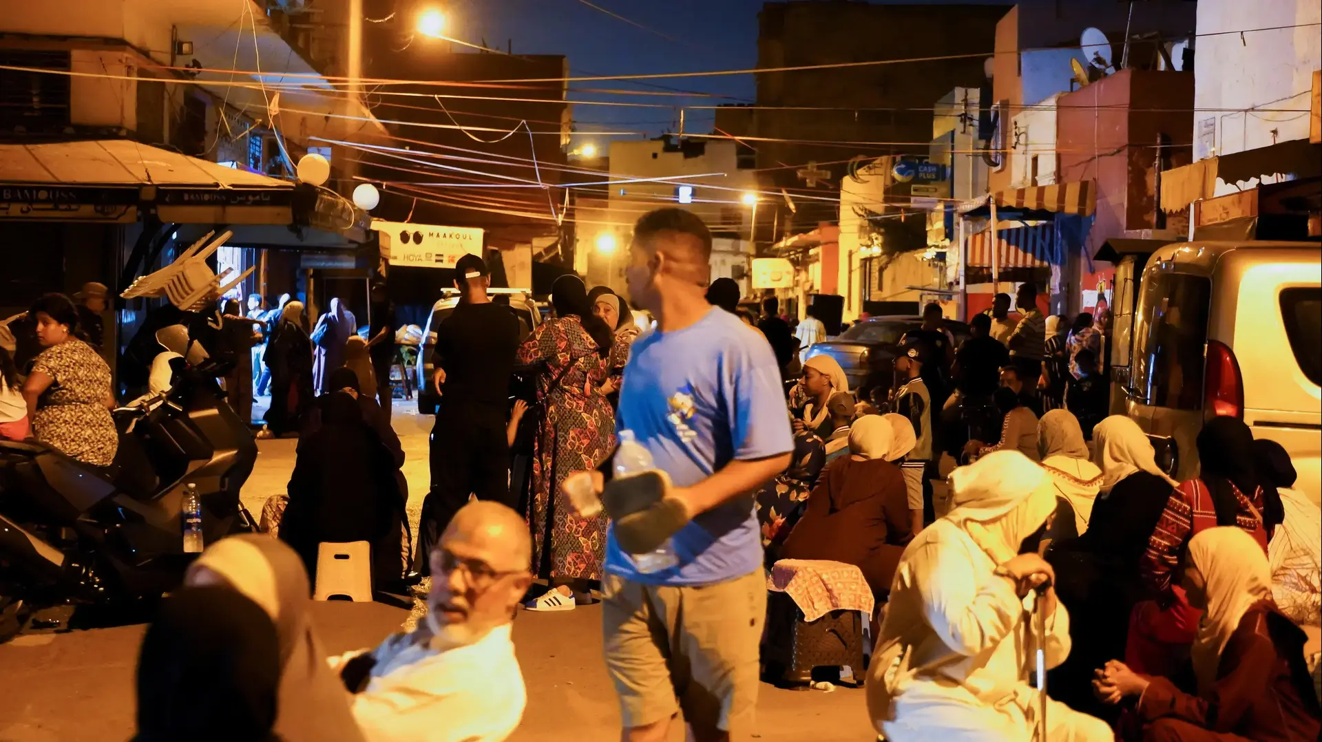 תושבים בקזבלנקה אחרי רעידת האדמה
תושבים בקזבלנקה אחרי רעידת האדמה