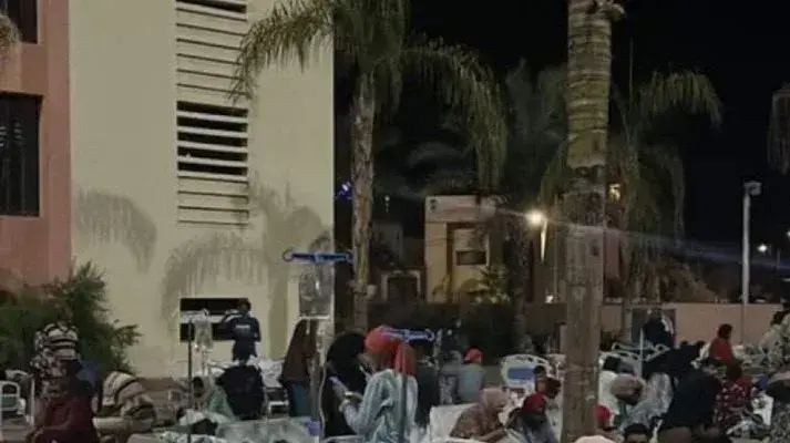 מיטות בית חולים עליהן מטופלים הוצאו מחוץ למבנה מחשש לקריסתו מיטות בית חולים עליהן מטופלים הוצאו מחוץ למבנה מחשש לקריסתו