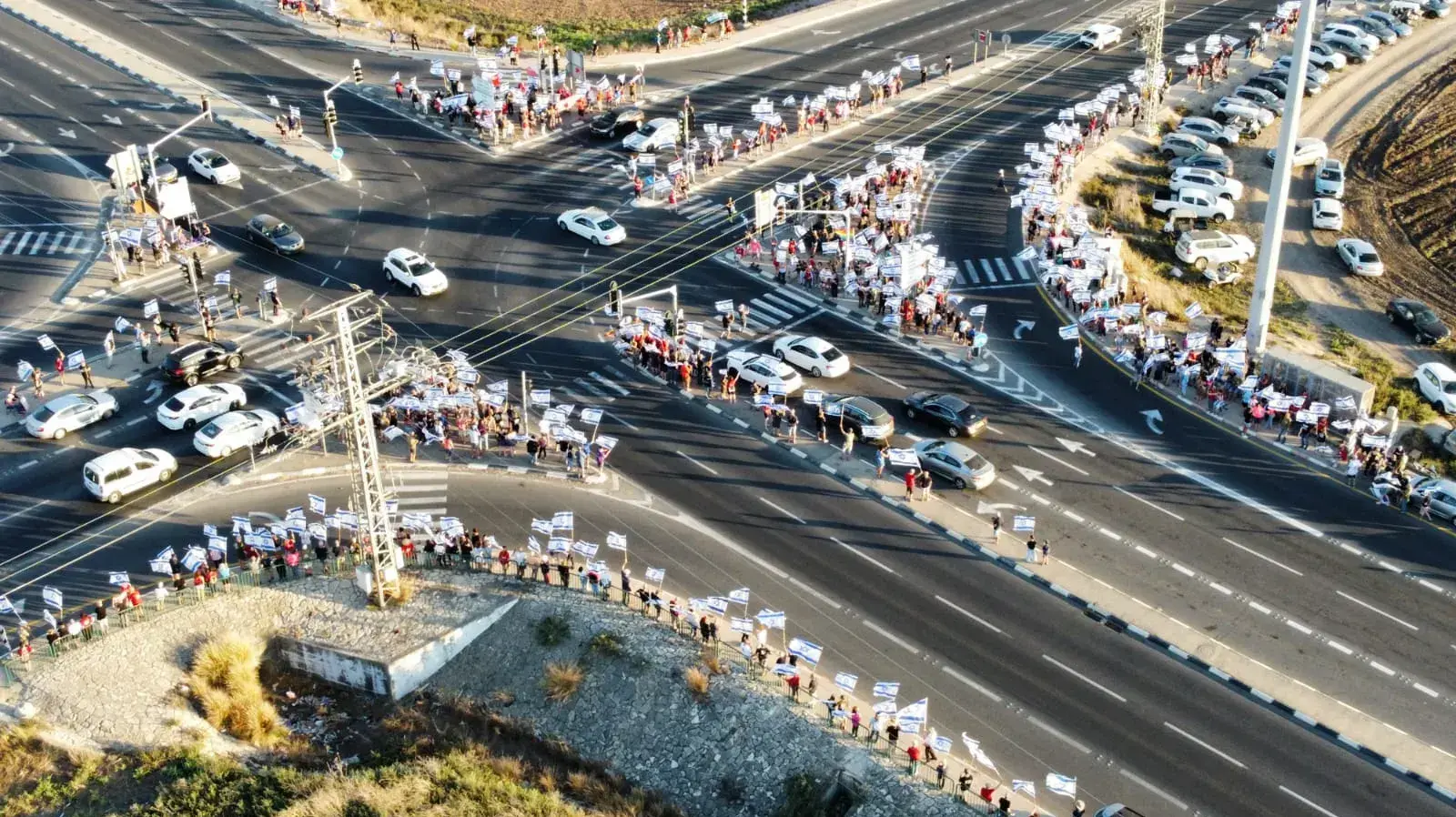 מפגינים נגד המהפכה המשפטית בצומת נהלל בגליל
9 בספטמבר 2023 מפגינים נגד המהפכה המשפטית בצומת נהלל בגליל
9 בספטמבר 2023