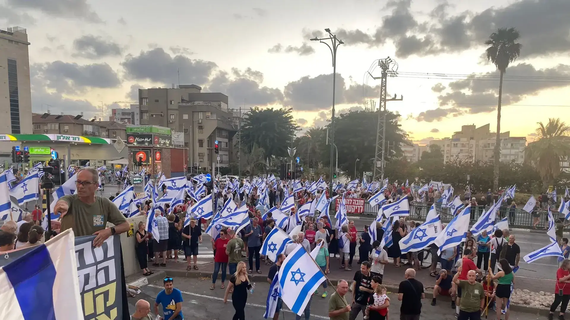 הפגנה נגד המהפכה המשפטית,נס ציונה. 9 בספטמבר 2023 הפגנה נגד המהפכה המשפטית,נס ציונה. 9 בספטמבר 2023