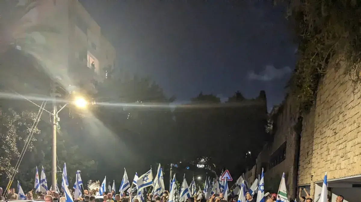 הפגנה נגד המהפכה המשפטית, מחוץ לביתו של השר יצחק וסרלאוף, תל אביב. 9 בספטמבר 2023 הפגנה נגד המהפכה המשפטית, מחוץ לביתו של השר יצחק וסרלאוף, תל אביב. 9 בספטמבר 2023