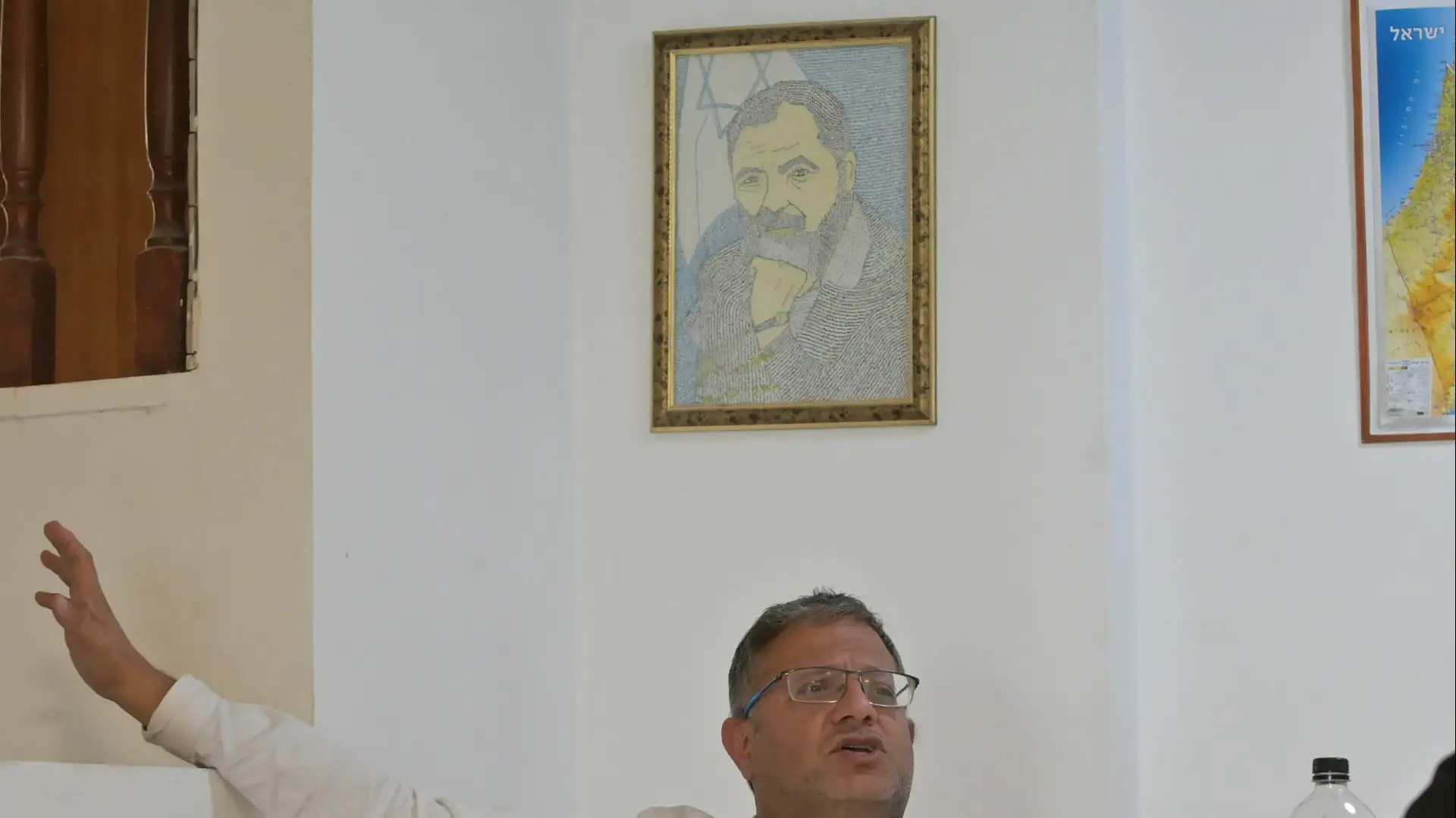 איתמר בן גביר בביתו, גבעת האבות, קרית ארבע, 8 בספטמבר 2023 איתמר בן גביר בביתו, גבעת האבות, קרית ארבע, 8 בספטמבר 2023
