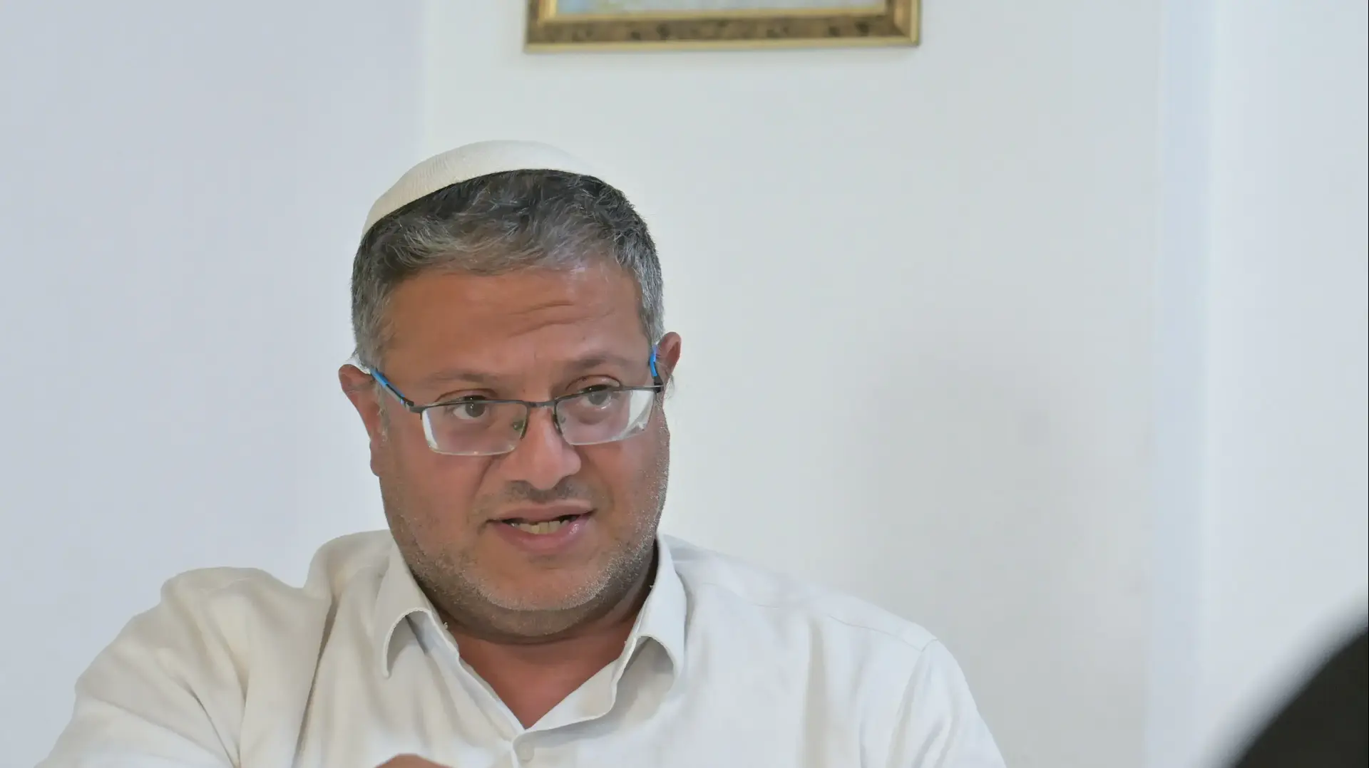 איתמר בן גביר בביתו, גבעת האבות, קרית ארבע, 8 בספטמבר 2023 איתמר בן גביר בביתו, גבעת האבות, קרית ארבע, 8 בספטמבר 2023