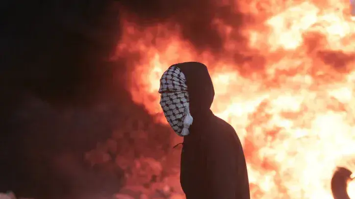 פלסטיני במהלך התפרעויות סמוך להתנחלות אביתר פלסטיני במהלך התפרעויות סמוך להתנחלות אביתר