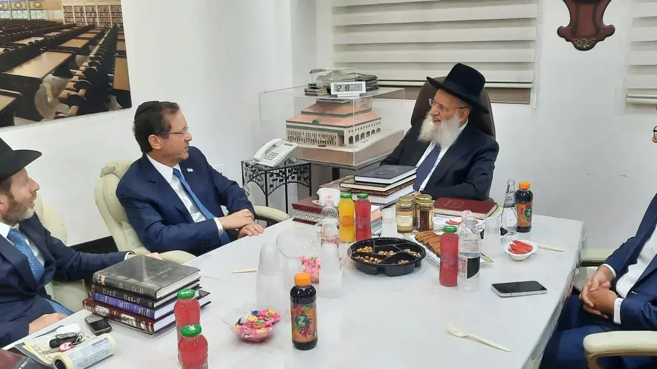 הנשיא הרצוג נפגש עם הרב ראובן אלבז, חבר מועצת חכמי התורה של ש"ס
