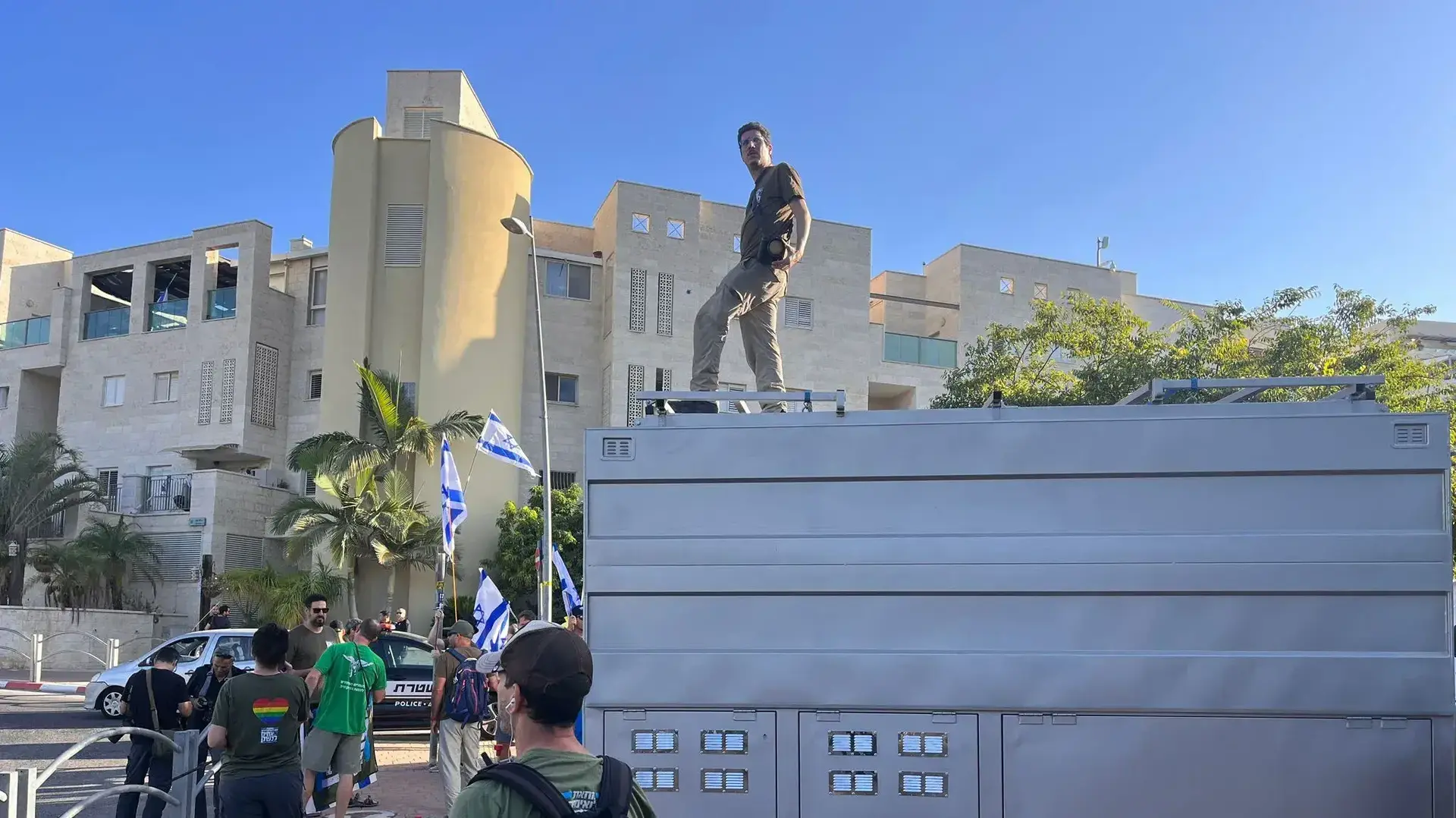 מפגינים מחוץ לביתו של יריב לוין במודיעין. 11 בספטמבר 2023 מפגינים מחוץ לביתו של יריב לוין במודיעין. 11 בספטמבר 2023
