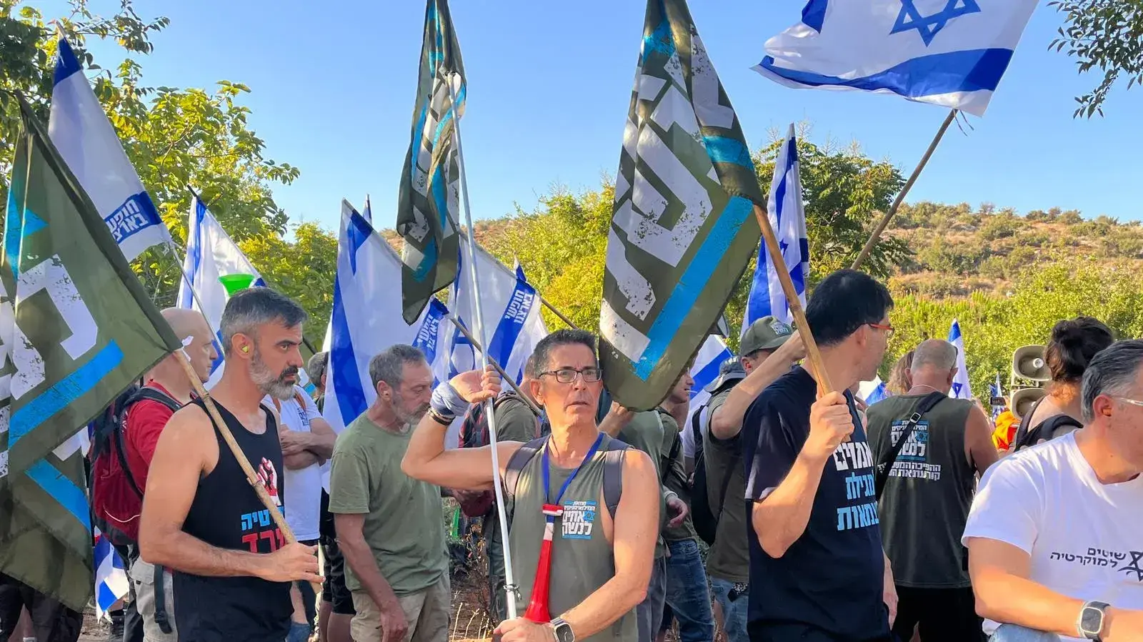 מפגינים מחוץ לביתו של יריב לוין במודיעין. 11 בספטמבר 2023 מפגינים מחוץ לביתו של יריב לוין במודיעין. 11 בספטמבר 2023