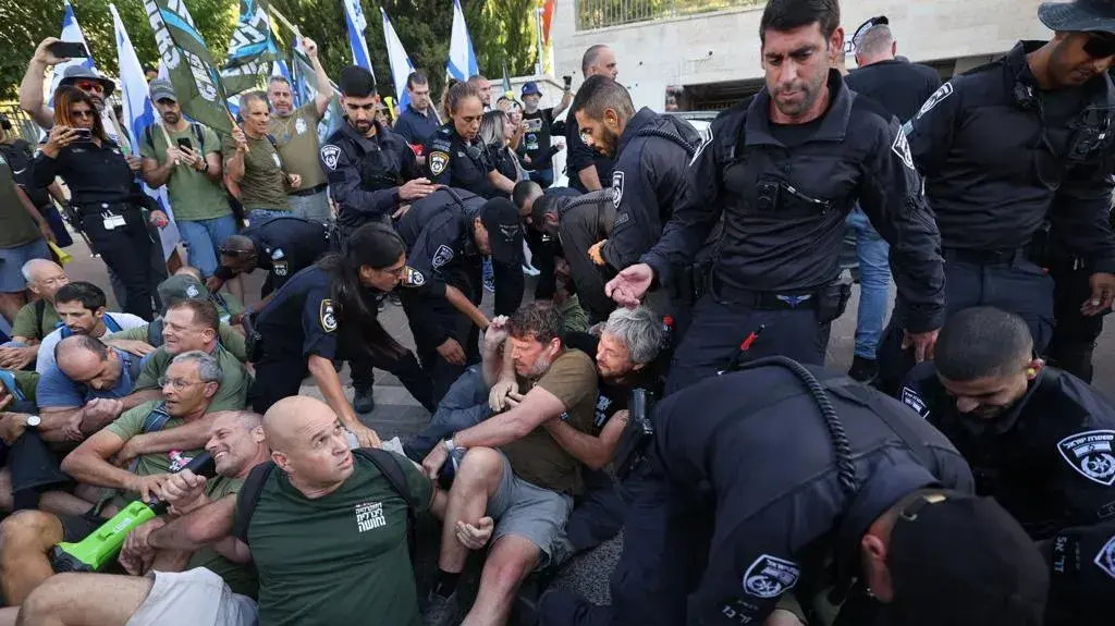הפגנת אחים לנשק מול ביתו של שר המשפטים יריב לוין, מודיעין, 11 בספטמבר 2023 הפגנת אחים לנשק מול ביתו של שר המשפטים יריב לוין, מודיעין, 11 בספטמבר 2023