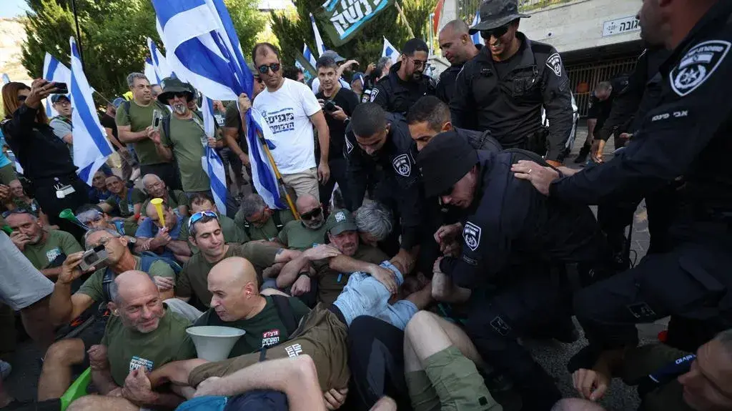 הפגנת אחים לנשק מול ביתו של שר המשפטים יריב לוין, מודיעין, 11 בספטמבר 2023 הפגנת אחים לנשק מול ביתו של שר המשפטים יריב לוין, מודיעין, 11 בספטמבר 2023