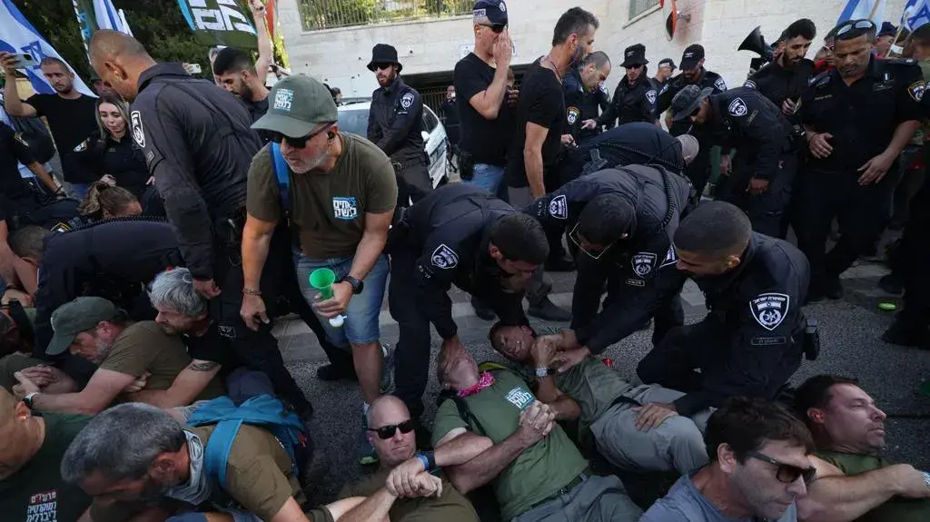 הפגנת אחים לנשק מול ביתו של שר המשפטים יריב לוין, מודיעין, 11 בספטמבר 2023 הפגנת אחים לנשק מול ביתו של שר המשפטים יריב לוין, מודיעין, 11 בספטמבר 2023