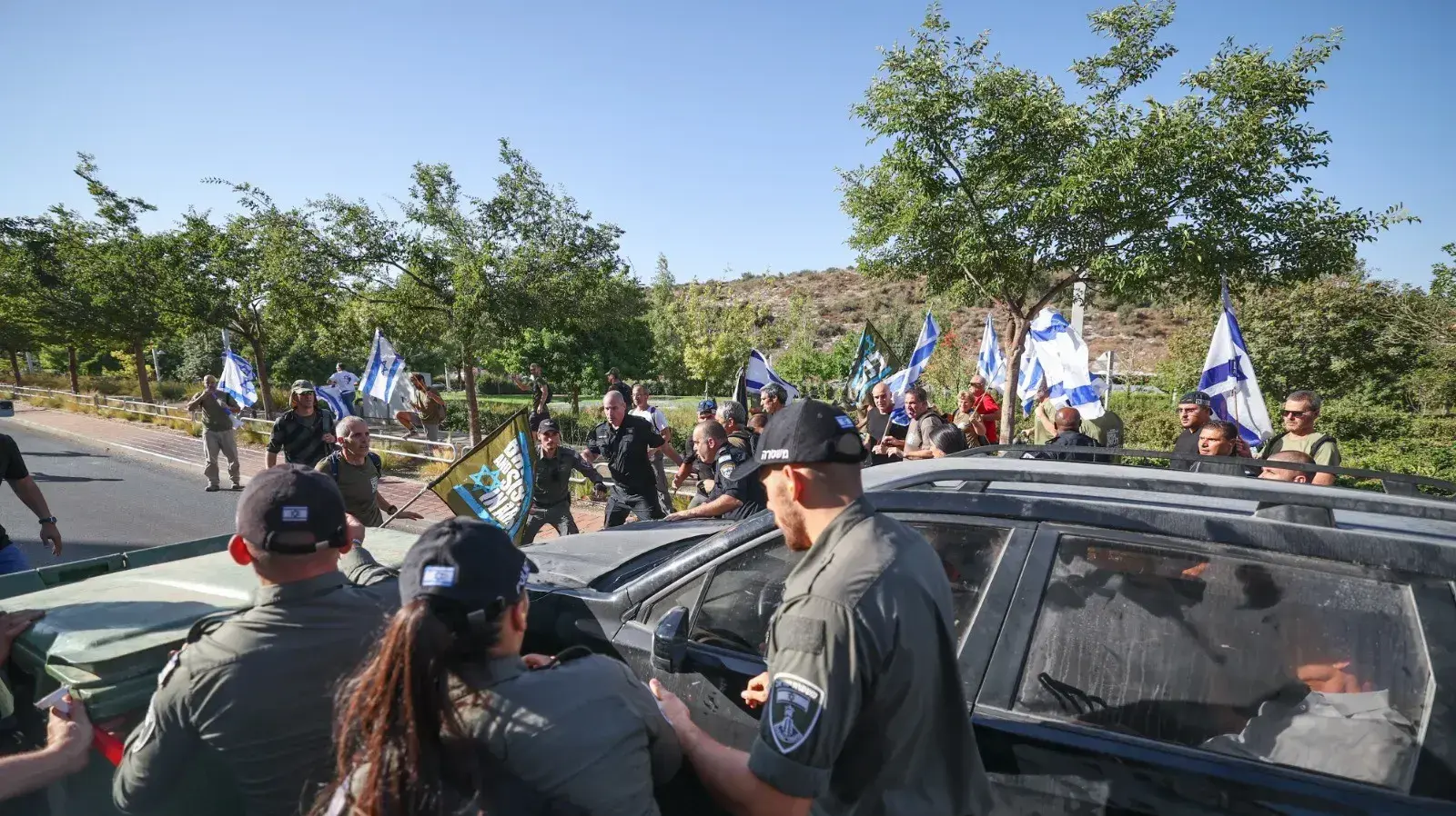 יריב לוין נמלט ממפגיני אחים לנשק מול ביתו, מודיעין, 11 בספטמבר 2023 יריב לוין נמלט ממפגיני אחים לנשק מול ביתו, מודיעין, 11 בספטמבר 2023