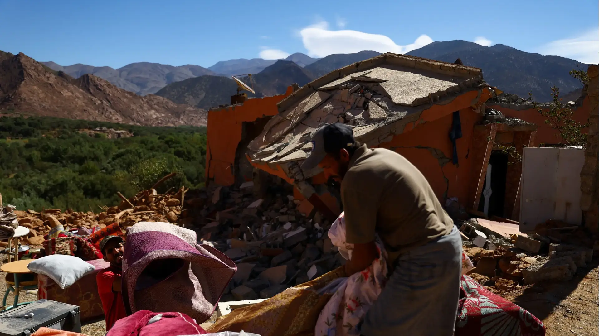 People carry items next to a destroyed house in the aftermath of a deadly earthquake in Talat N'yaaqoub, Morocco, September 11, 2023. REUTERS/Hannah McKay
People carry items next to a destroyed house in the aftermath of a deadly earthquake in Talat N'yaaqoub, Morocco, September 11, 2023. REUTERS/Hannah McKay