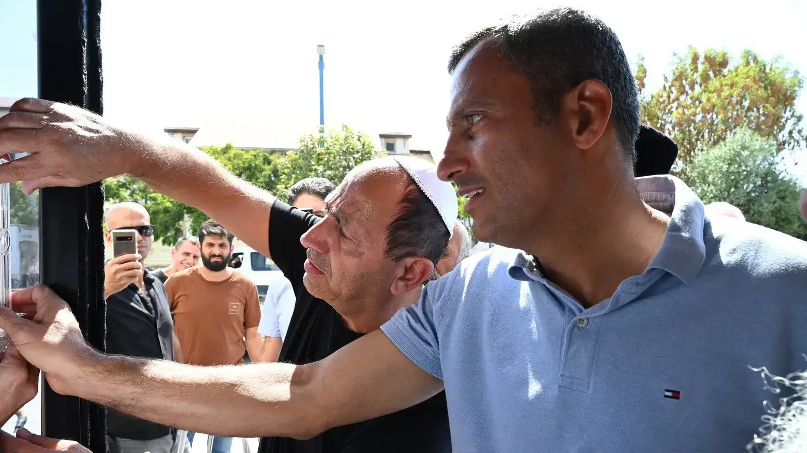 ראש עיריית שדרות אלון דוידי עם רמי לוי בטקס קביעת המזוזה בסניף החדש בשדרות ראש עיריית שדרות אלון דוידי עם רמי לוי בטקס קביעת המזוזה בסניף החדש בשדרות