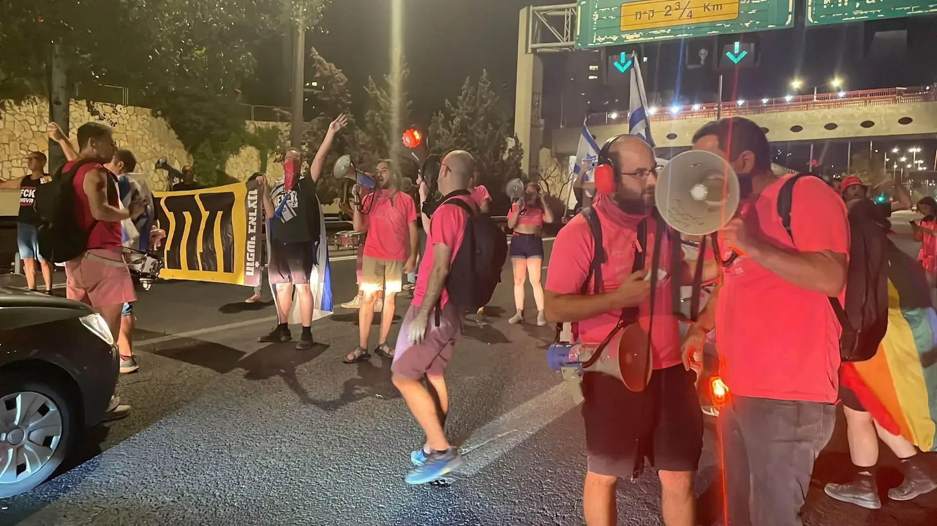 הפגנה נגד המהפכה המשפטית, מפגינים חוסמים את כביש בגין. 11 בספטמבר 2023 הפגנה נגד המהפכה המשפטית, מפגינים חוסמים את כביש בגין. 11 בספטמבר 2023