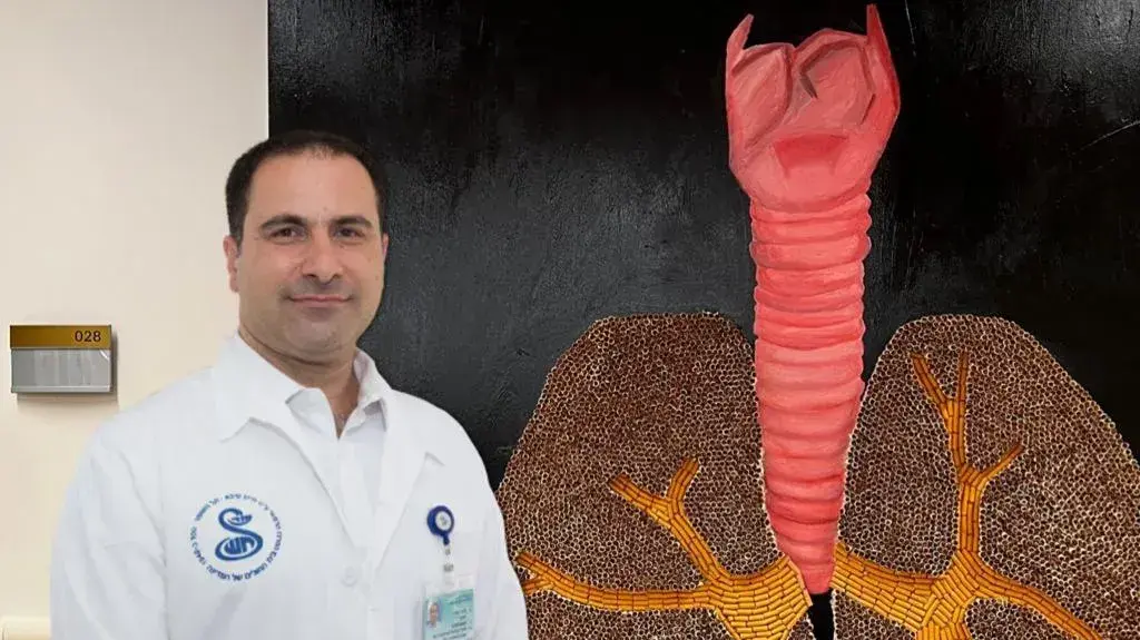 ד"ר לירן לוי, מנהל שירות השתלות ריאה במרכז הרפואי שיבא על רקע בפרויקט גמר שמוצב של מאיה מזרחי, נכדתו של יוסי מזרחי ז"ל, שנפטר מנפחת ריאות
ד"ר לירן לוי, מנהל שירות השתלות ריאה במרכז הרפואי שיבא על רקע בפרויקט גמר שמוצב של מאיה מזרחי, נכדתו של יוסי מזרחי ז"ל, שנפטר מנפחת ריאות