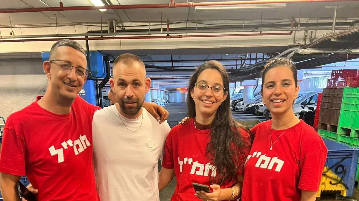 גם צוות חמ"ל התנדב לארוז סלי מזון למשפחות נזקקות גם צוות חמ"ל התנדב לארוז סלי מזון למשפחות נזקקות