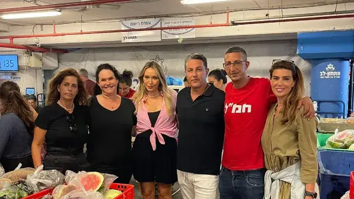 אורן רווח, יו"ר קבוצת אסתי לאודר, עם גליה תורן חן במהלך אריזת סלי מזון לנזקקים אורן רווח, יו"ר קבוצת אסתי לאודר, עם גליה תורן חן במהלך אריזת סלי מזון לנזקקים