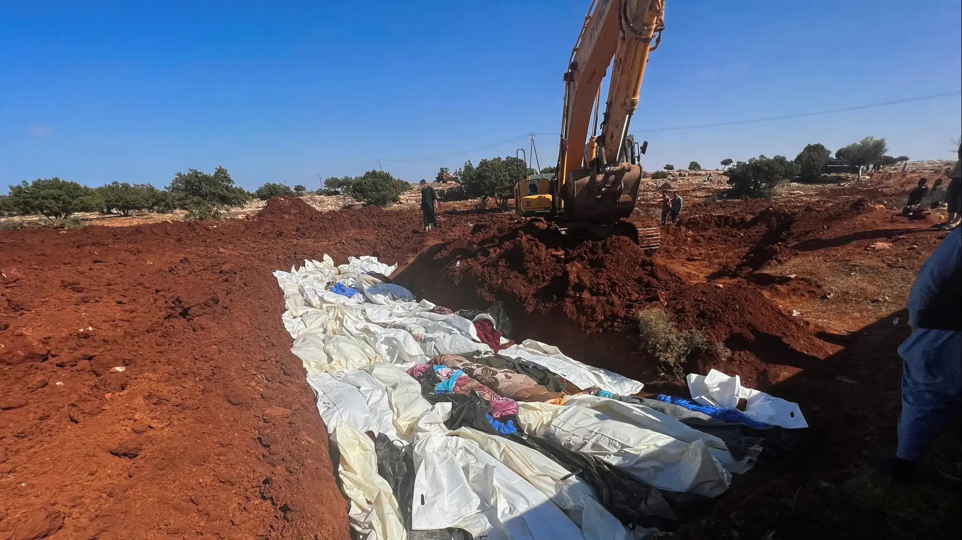 קבר אחים של קורבנות השיטפונות בעיר דרנה, לוב, 12 בספטמבר 2023
