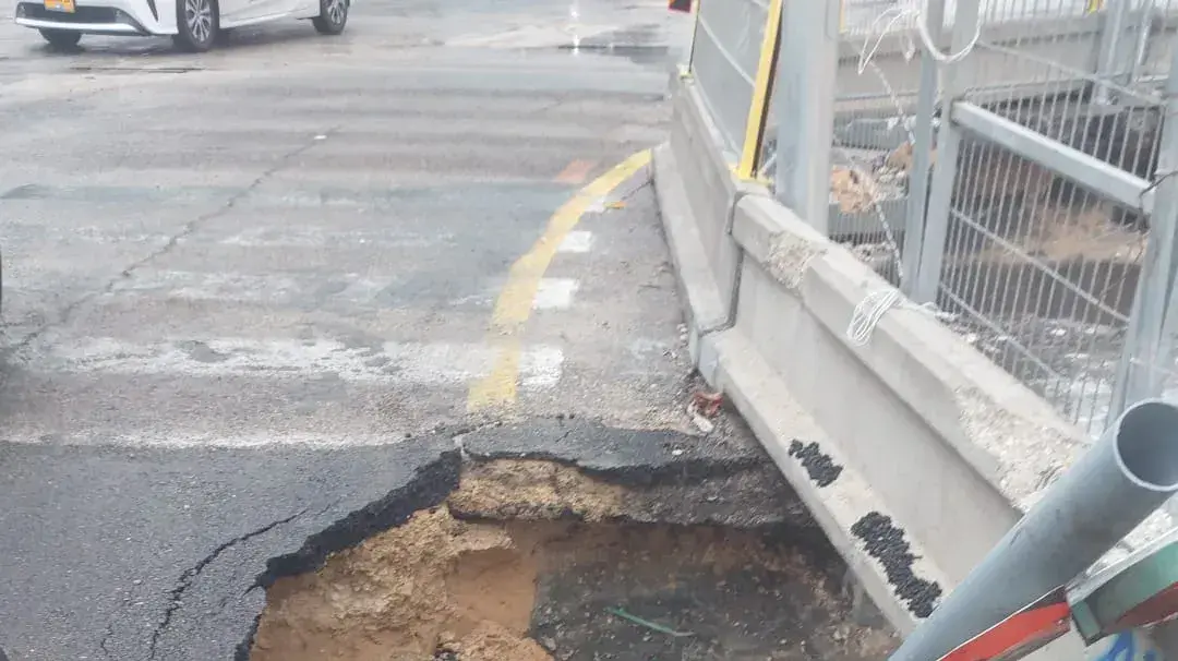 בעקבות הגשם, בור נפער ברחוב הופיין בחולון בעקבות הגשם, בור נפער ברחוב הופיין בחולון