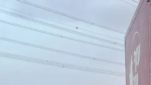 אנשים בוזזים סחורה לאחר תאונת דרכים בין 3 משאיות בכביש 6 סמוך למחלף קריית גת, 13 בספטמבר 2023 אנשים בוזזים סחורה לאחר תאונת דרכים בין 3 משאיות בכביש 6 סמוך למחלף קריית גת, 13 בספטמבר 2023