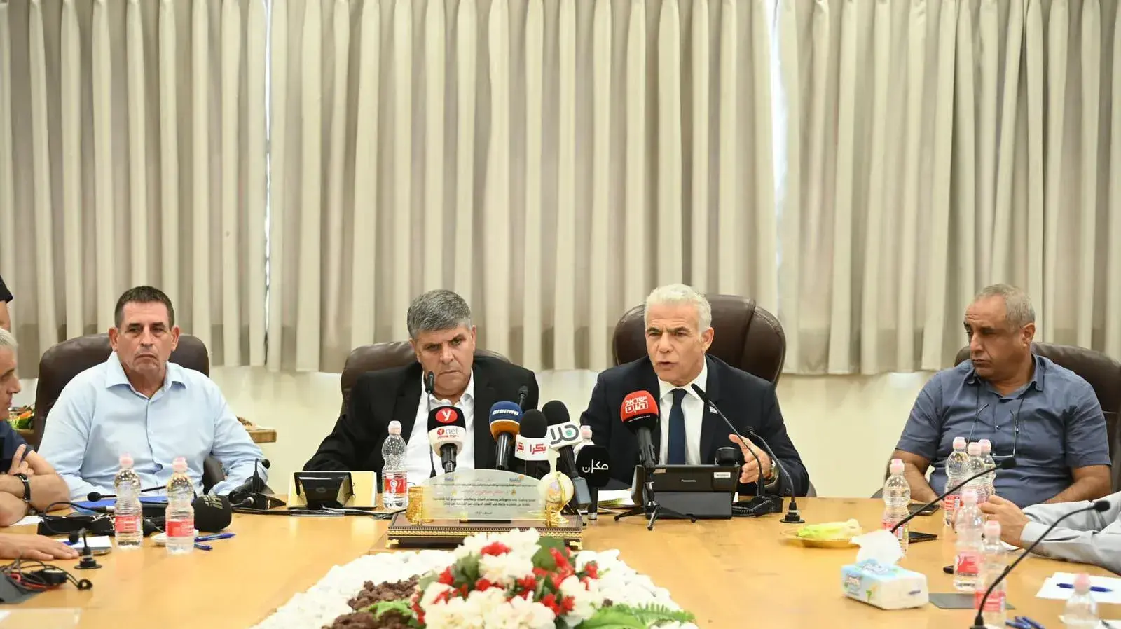 יאיר לפיד וראש עיריית אום אל פאחם סמיר מחאמיד, יואב סגלוביץ', מפגש עם ראשי רשויות בחברה הערבית, 12 בספטמבר 2023 יאיר לפיד וראש עיריית אום אל פאחם סמיר מחאמיד, יואב סגלוביץ', מפגש עם ראשי רשויות בחברה הערבית, 12 בספטמבר 2023