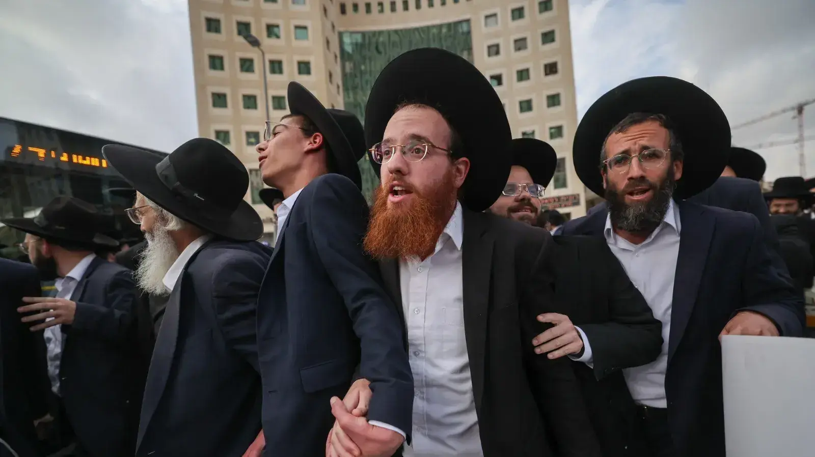 מפגינים מהפלג הירושלמי חוסמים את צומת שרי ישראל בירושלים במחאה על מעצר עריק מפגינים מהפלג הירושלמי חוסמים את צומת שרי ישראל בירושלים במחאה על מעצר עריק