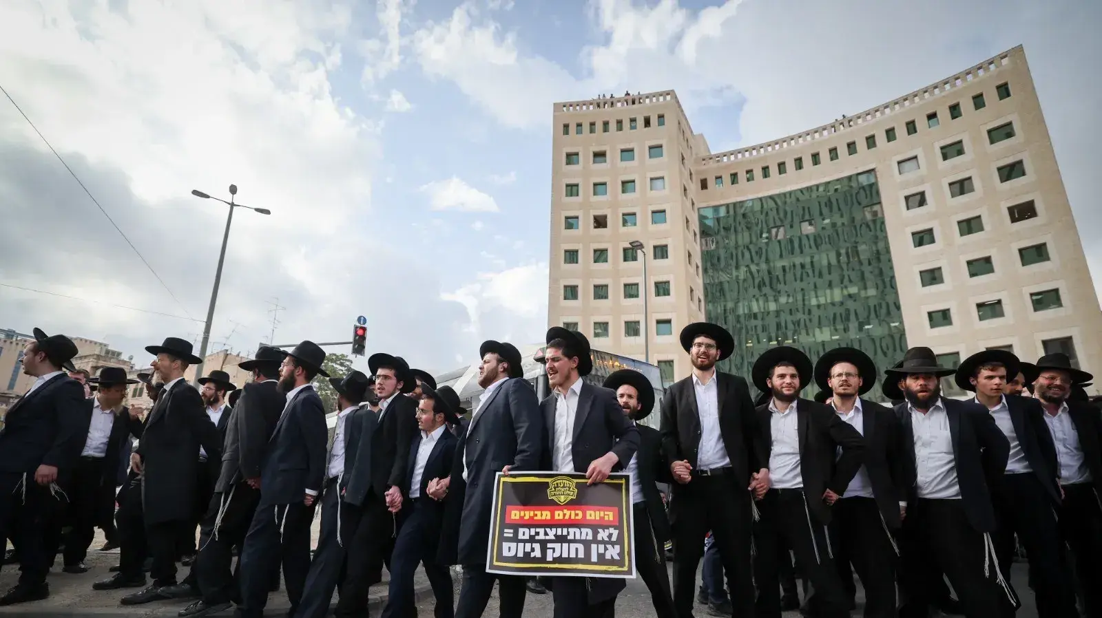 מפגינים מהפלג הירושלמי חוסמים את צומת שרי ישראל בירושלים במחאה על מעצר עריק מפגינים מהפלג הירושלמי חוסמים את צומת שרי ישראל בירושלים במחאה על מעצר עריק
