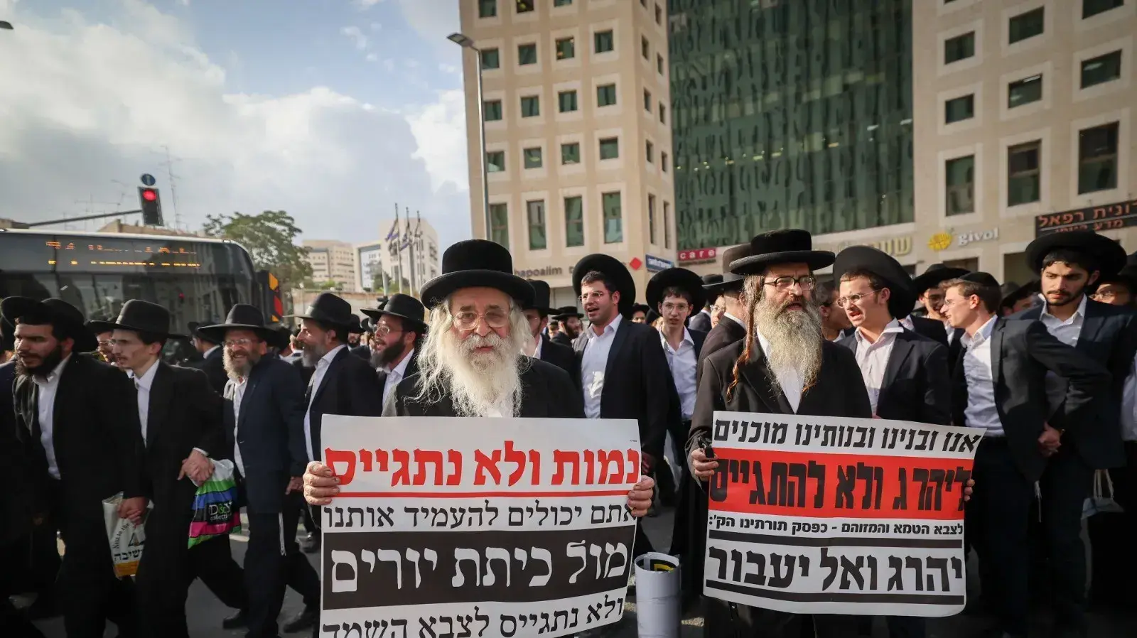 מפגינים מהפלג הירושלמי חוסמים את צומת שרי ישראל בירושלים במחאה על מעצר עריק מפגינים מהפלג הירושלמי חוסמים את צומת שרי ישראל בירושלים במחאה על מעצר עריק