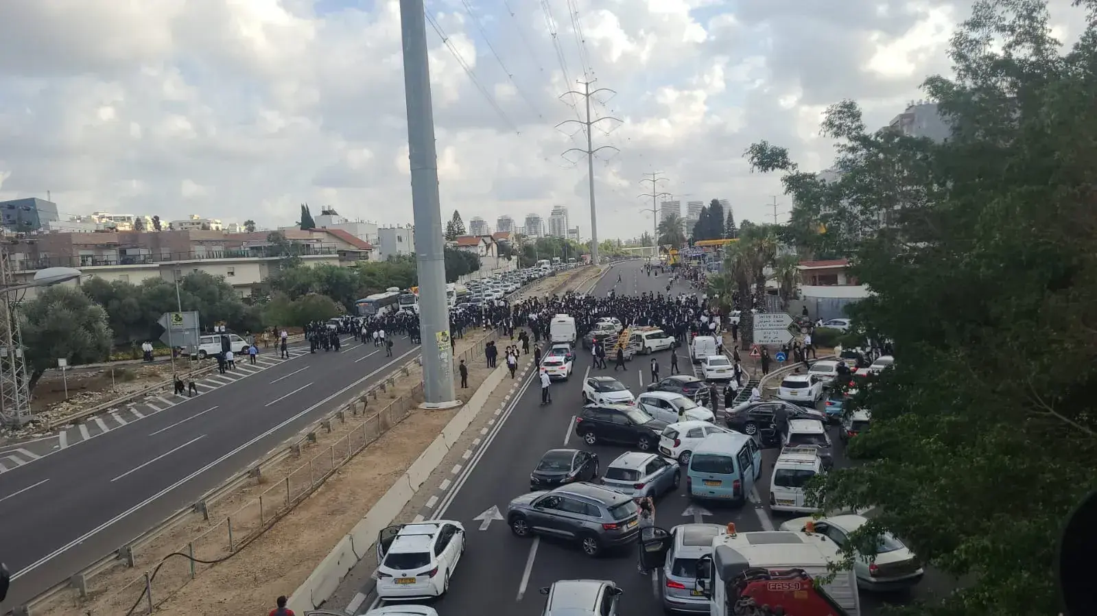 חרדים חוסמים את כביש 4 במחאה על מעצר עריק חרדים חוסמים את כביש 4 במחאה על מעצר עריק