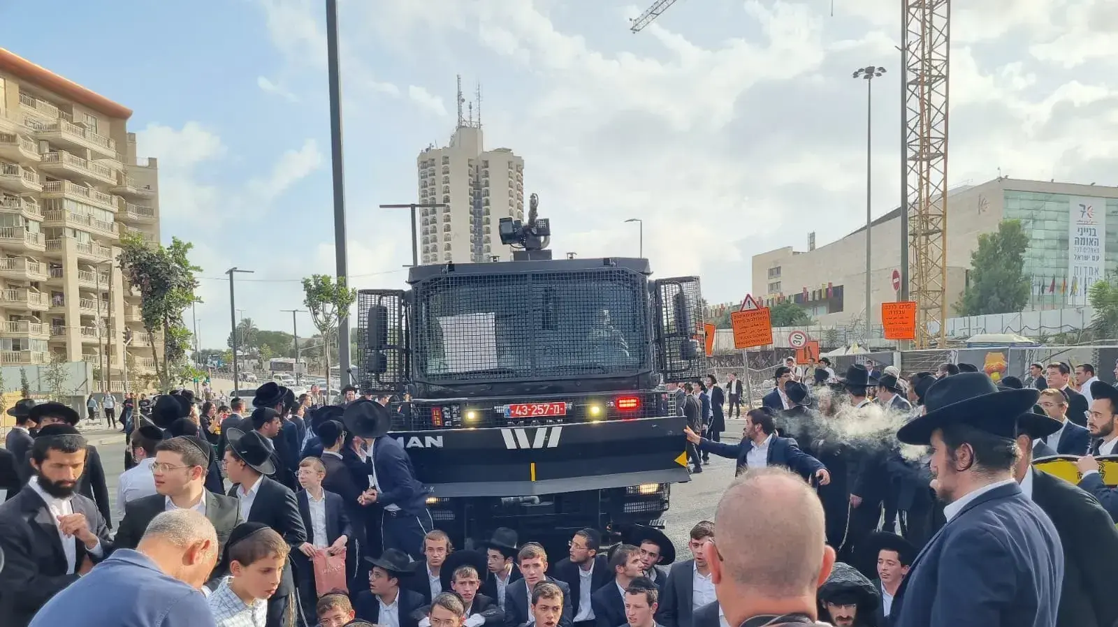 מפגינים מהפלג הירושלמי חוסמים את צומת שרי ישראל בירושלים במחאה על מעצר עריק מפגינים מהפלג הירושלמי חוסמים את צומת שרי ישראל בירושלים במחאה על מעצר עריק