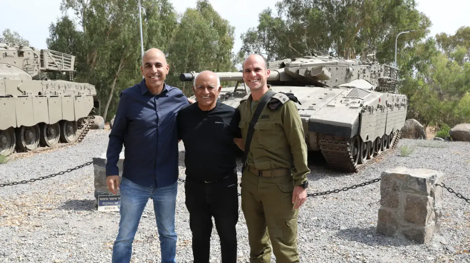 סא"ל שמעון פוטרבני מפקד גדוד 77, אביגדור קהלני, אמיר בוחבוט, אנדרטת עוצבת סער חטיבה 7 רמת הגולן, 13 בספטמבר 2023 סא"ל שמעון פוטרבני מפקד גדוד 77, אביגדור קהלני, אמיר בוחבוט, אנדרטת עוצבת סער חטיבה 7 רמת הגולן, 13 בספטמבר 2023