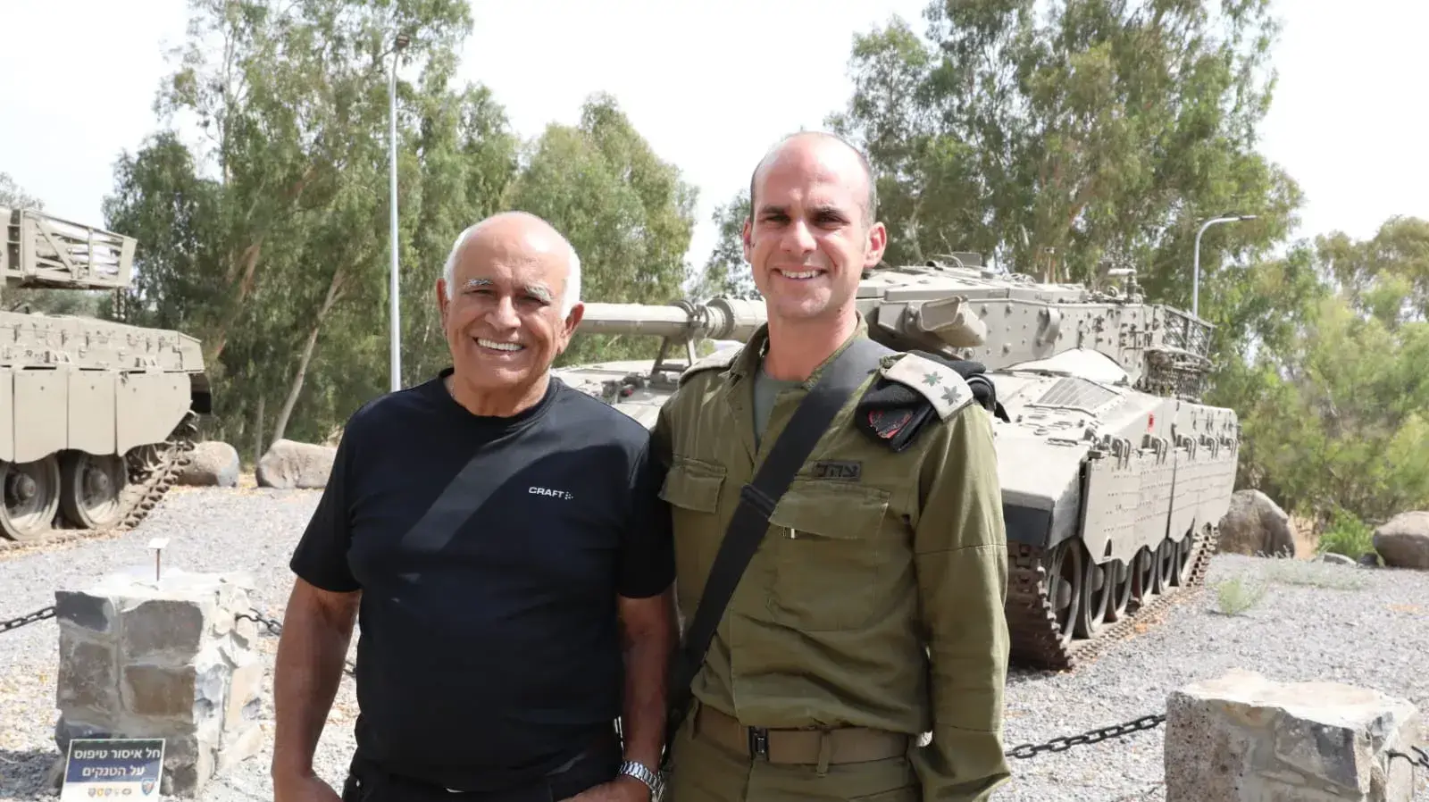 סא"ל שמעון פוטרבני מפקד גדוד 77,אביגדור קהלני, אנדרטת עוצבת סער חטיבה 7 רמת הגולן, 13 בספטמבר 2023 סא"ל שמעון פוטרבני מפקד גדוד 77,אביגדור קהלני, אנדרטת עוצבת סער חטיבה 7 רמת הגולן, 13 בספטמבר 2023