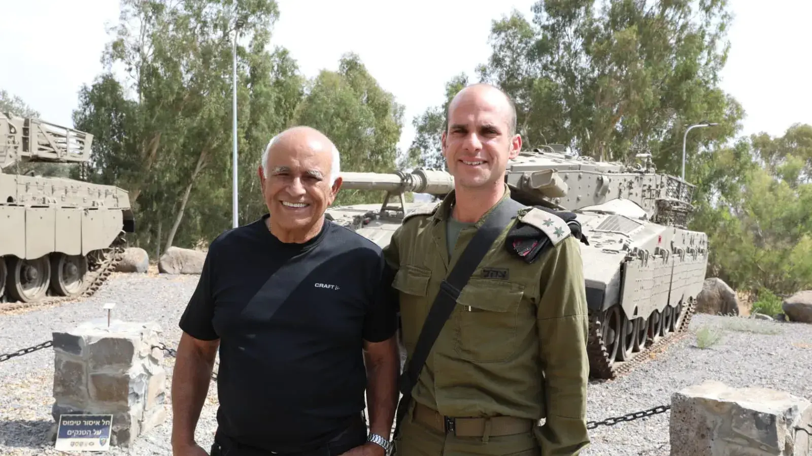 סא"ל שמעון פוטרבני מפקד גדוד 77,אביגדור קהלני, אנדרטת עוצבת סער חטיבה 7 רמת הגולן, 13 בספטמבר 2023 סא"ל שמעון פוטרבני מפקד גדוד 77,אביגדור קהלני, אנדרטת עוצבת סער חטיבה 7 רמת הגולן, 13 בספטמבר 2023