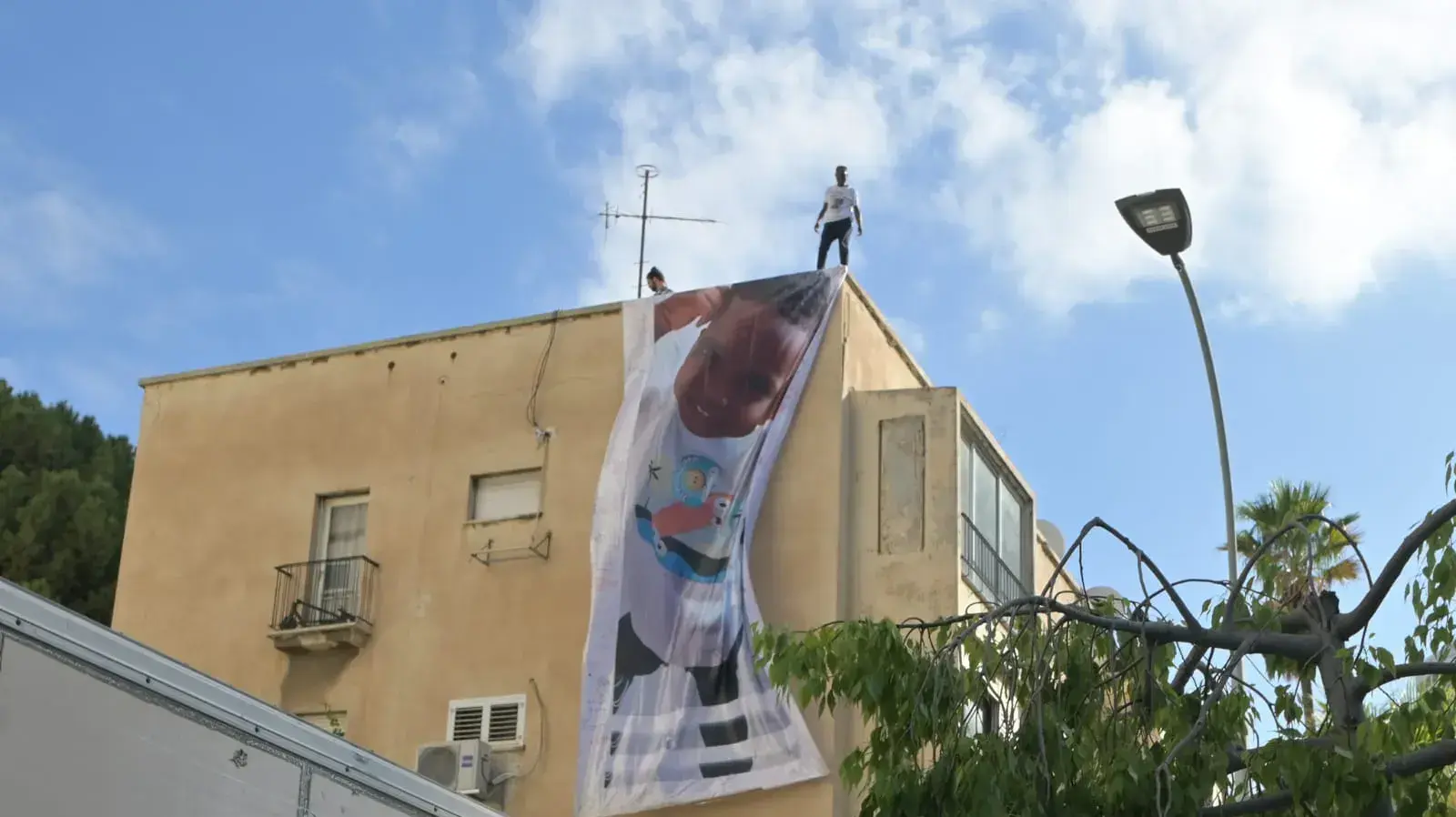 שלט עם תמונתו של הילד רפאל אדנה שנדרס למוות בנתניה, נתלה מול פרקליטות מחוז ת"א שלט עם תמונתו של הילד רפאל אדנה שנדרס למוות בנתניה, נתלה מול פרקליטות מחוז ת"א