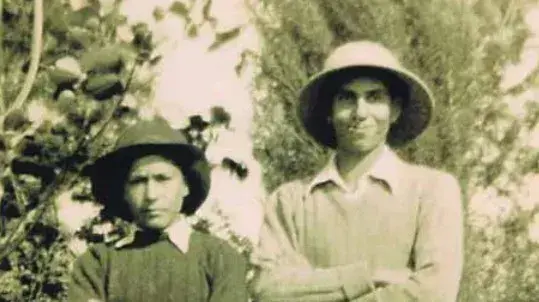 שמואל (מימין) ויצחק גלעדי בחברת הנוער בקיבוץ מעוז חיים בשנת 1944-1945