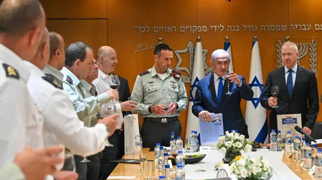 ראש הממשלה בנימין נתניהו קיים לקראת השנה החדשה, הרמות כוסית עם גופי הביטחון: המוסד למודיעין ולתפקידים מיוחדים, שירות הביטחון הכללי וחברי פורום מטכ"ל