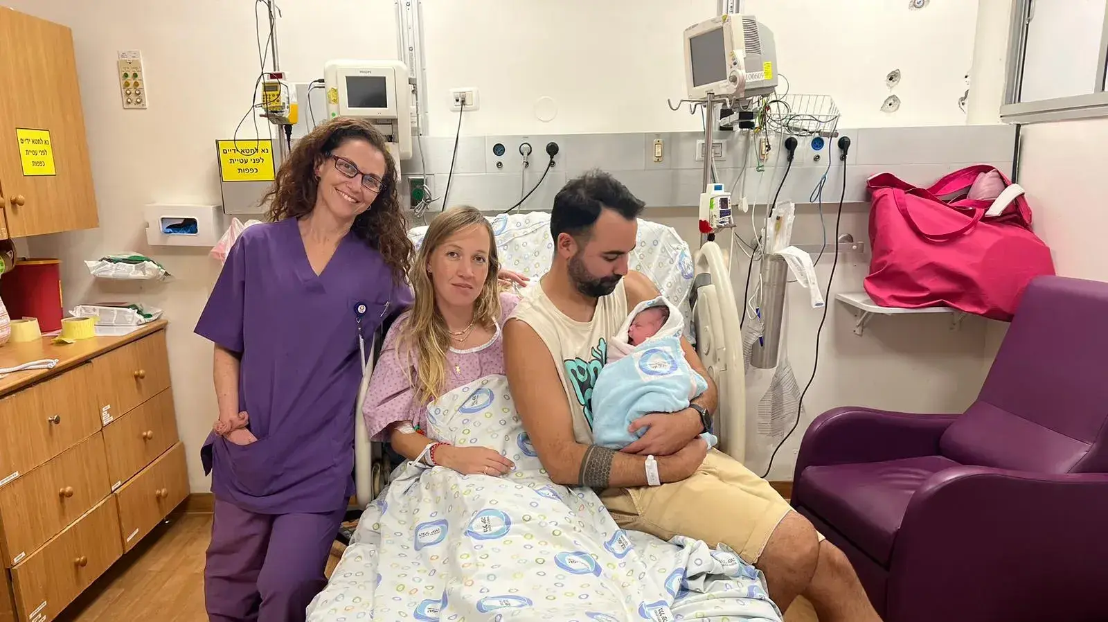 עדי ואבלין שטרן עם בתם השלישית בבית החולים "הלל יפה" שבחדרה. 15 בספטמבר 2023