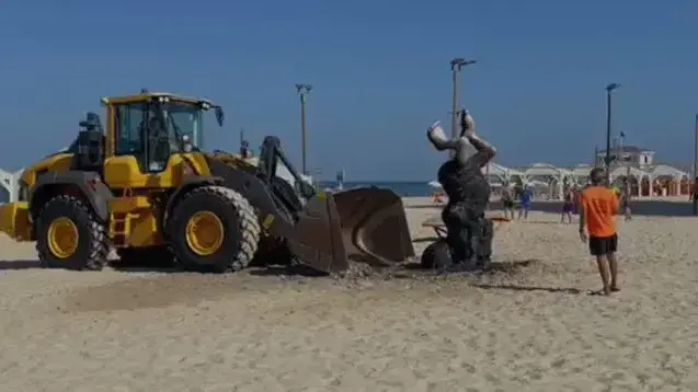 פינוי הפסל השרוף של בן גוריון מחוף תל אביב, 16 בספטמבר 2023 פינוי הפסל השרוף של בן גוריון מחוף תל אביב, 16 בספטמבר 2023