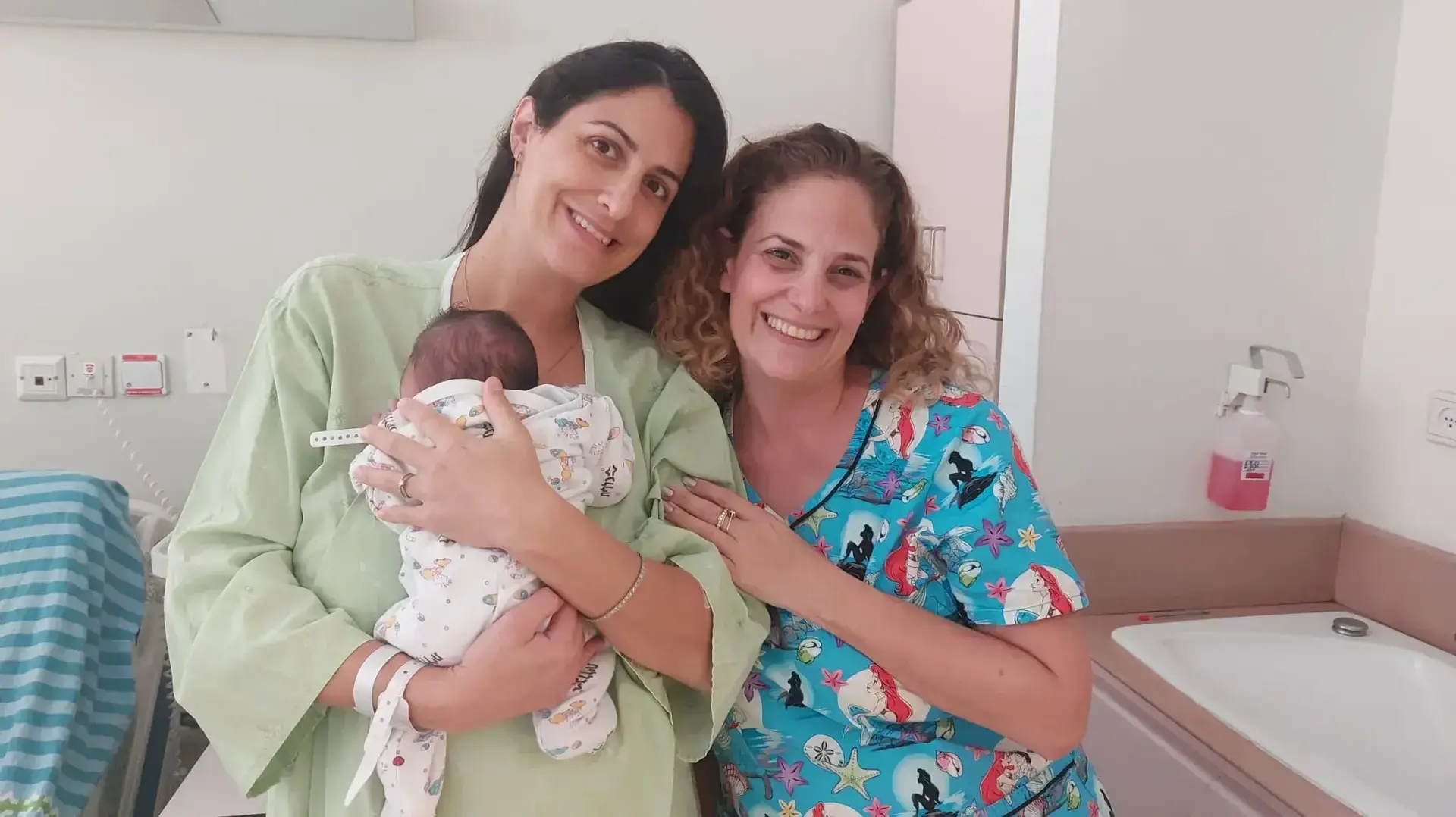 מורן ליטבק עם בתה, התינוקת הראשונה בבילינסון בשנת תשפ"ד, והאחות ליאת ממחלקת יולדות ג', 16 בספטמבר 2023 מורן ליטבק עם בתה, התינוקת הראשונה בבילינסון בשנת תשפ"ד, והאחות ליאת ממחלקת יולדות ג', 16 בספטמבר 2023
