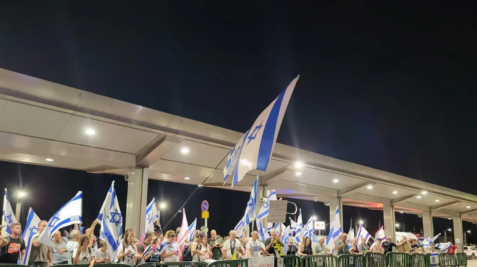 השבוע ה-37 להפגנות: מוחים הגיעו לנתב"ג לפני טיסת רה"מ לארה"ב השבוע ה-37 להפגנות: מוחים הגיעו לנתב"ג לפני טיסת רה"מ לארה"ב