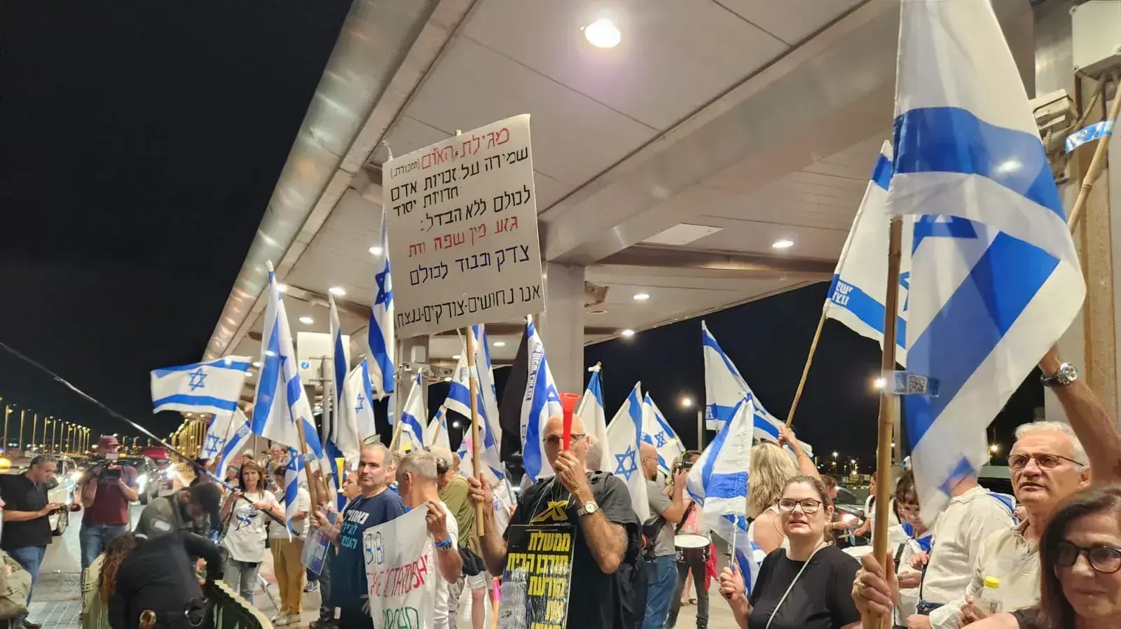 השבוע ה-37 להפגנות: מוחים הגיעו לנתב"ג לפני טיסת רה"מ לארה"ב השבוע ה-37 להפגנות: מוחים הגיעו לנתב"ג לפני טיסת רה"מ לארה"ב