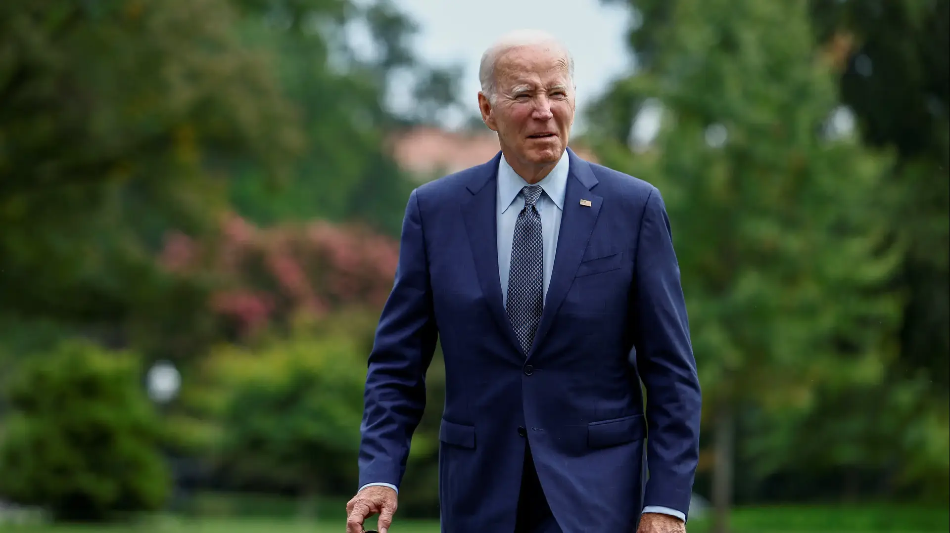 U.S. President Joe Biden walks to the White House from Marine One on the South Lawn of the White House in Washington, U.S., September 17, 2023. REUTERS/Evelyn Hockstein

