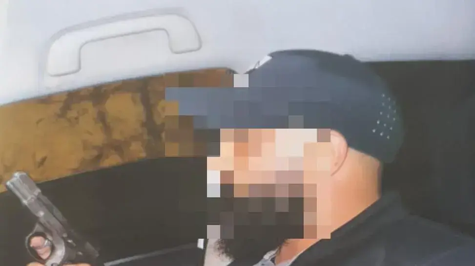 התמונה המפלילה שהביאה להגשת כתב האישום בגין אחזקת נשק התמונה המפלילה שהביאה להגשת כתב האישום בגין אחזקת נשק