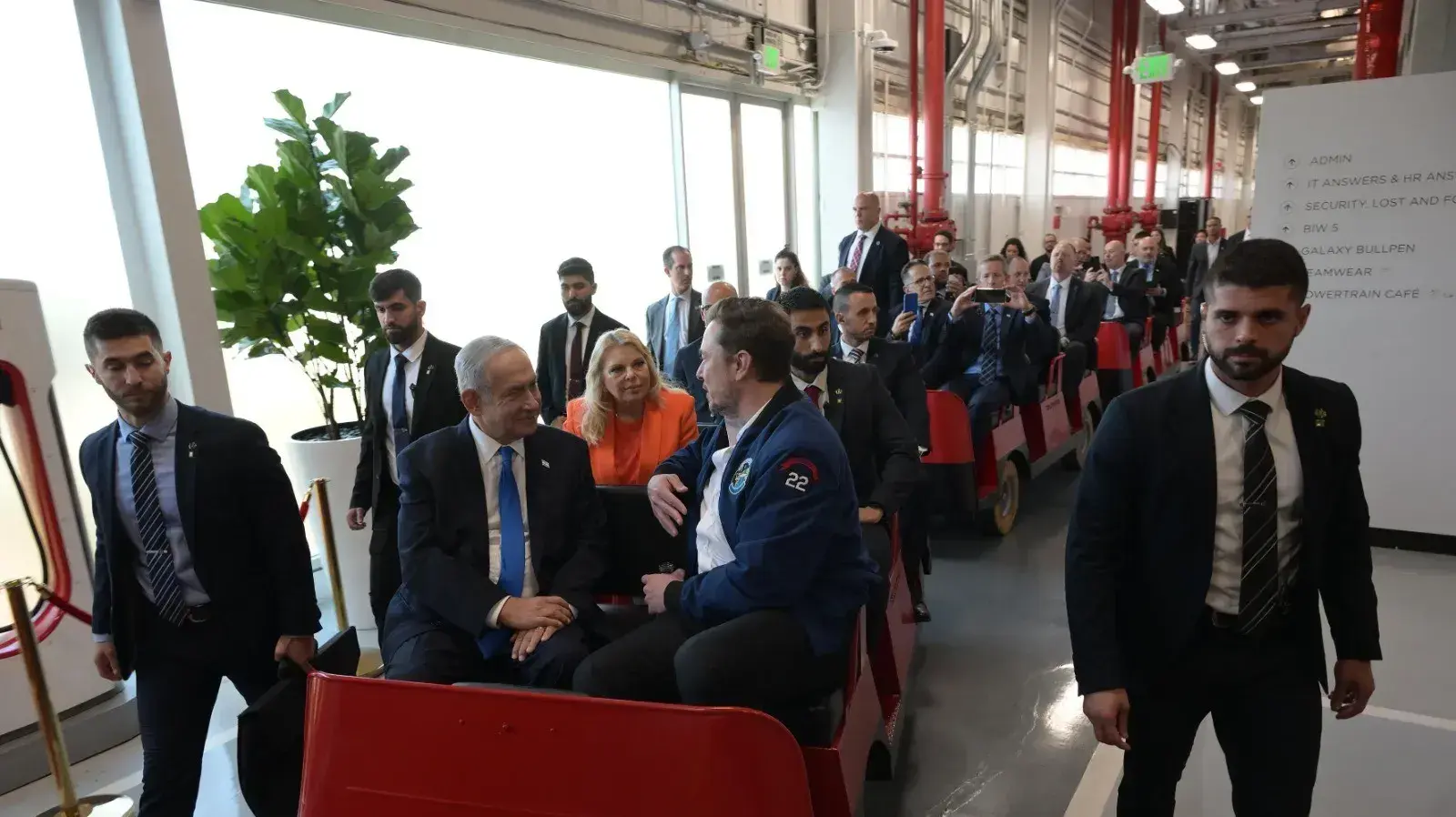ראש הממשלה בנימין נתניהו ורעייתו ערכו סיור במפעל טסלה עם מנכ״ל טסלה והיזם אילון מאסק, פרימונט קליפורניה, 18 בספומבר 2023
ראש הממשלה בנימין נתניהו ורעייתו ערכו סיור במפעל טסלה עם מנכ״ל טסלה והיזם אילון מאסק, פרימונט קליפורניה, 18 בספומבר 2023
