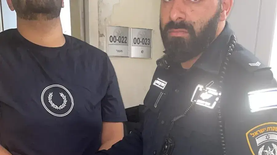 המשטרה עצרה שני חשודים ובהם חתן בחשד להשתתפות באירוע ירי ובריונות בכביש במהלך שיירת חתונה, תל שבע
המשטרה עצרה שני חשודים ובהם חתן בחשד להשתתפות באירוע ירי ובריונות בכביש במהלך שיירת חתונה, תל שבע